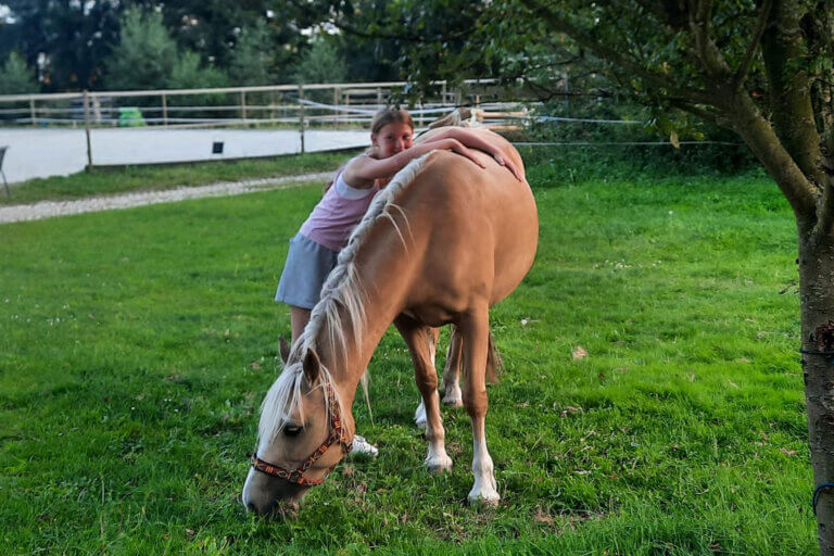 mädchen und pony