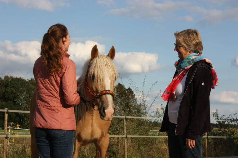 zwei frauen mit pferd coaching