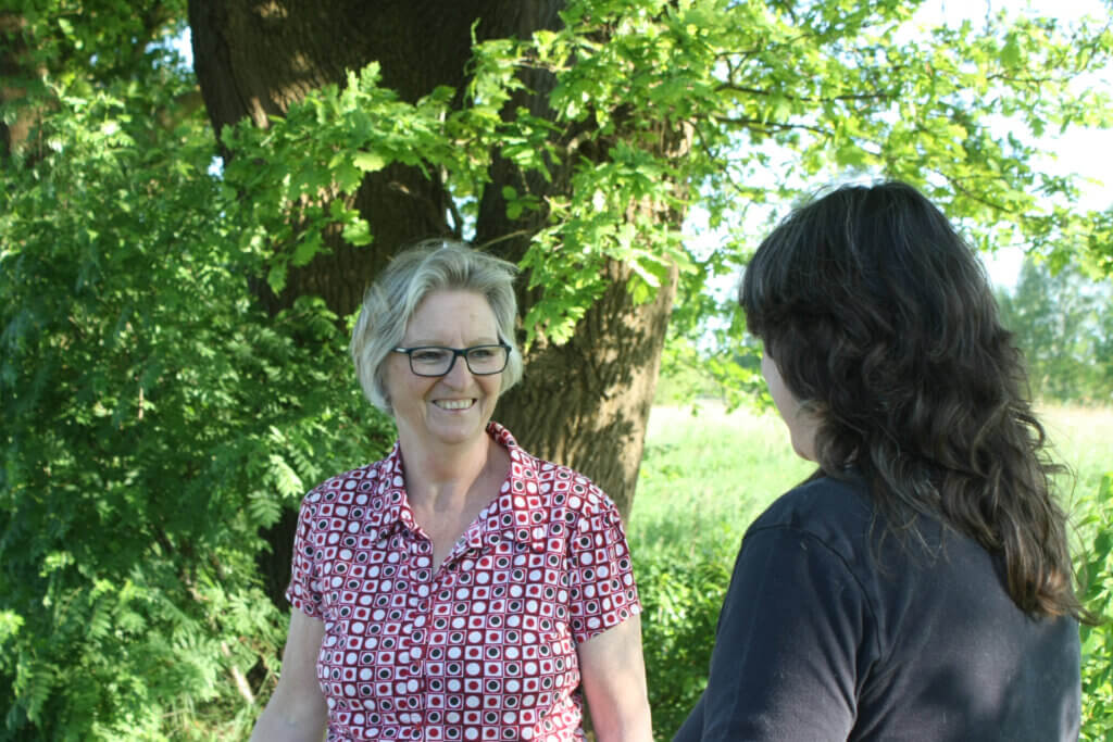 zwei Frauen im Gespräch