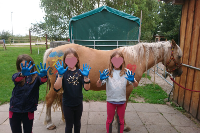kinder mit pferd